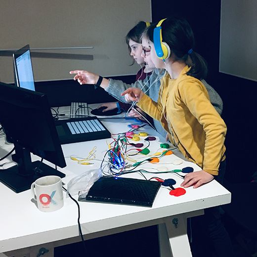 Photo d'enfants et ados lors du stage de formation MAO pour jeunes Longevity Music School