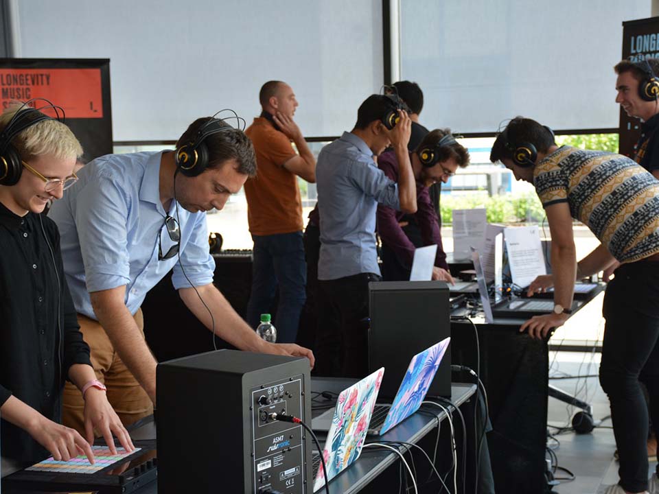 Une équipe crée ensemble un track de musique électronique lors d'un atelier Team Building