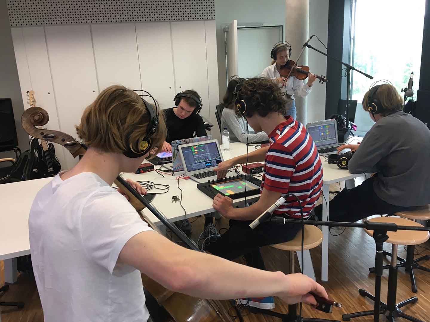Des ados lors d'un atelier de formation MAO mixant instruments électroniques et acoustiques